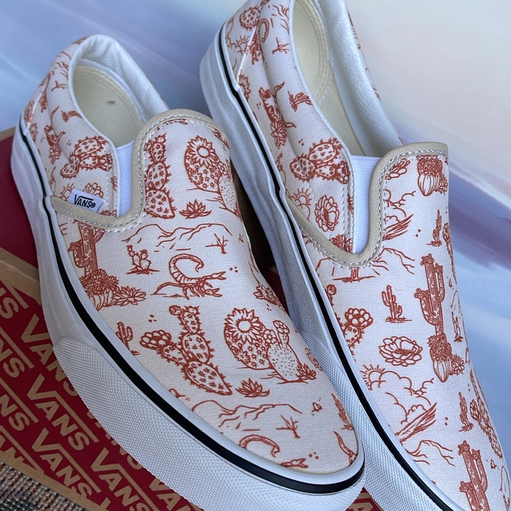 Vans Men’s Classic Slip-On 
Desert Vibes Turtledove/Tr Wht
VN0A5JLX8NL
Sneakers - Picture 8 of 16